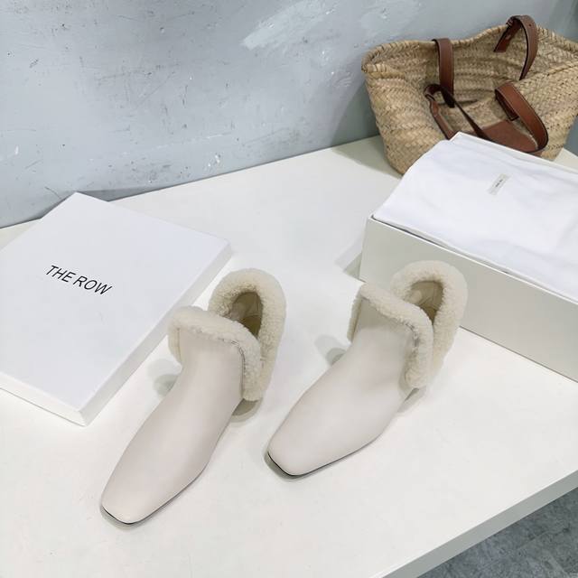 高品质出厂 ！小众潮牌The Row25Ss秋冬新款毛毛短靴雪地靴裸靴上新啦！ 受逐渐下降的气温影响，街头已经掀起了一股雪地靴的热潮！原版购入开发！时尚、简约风