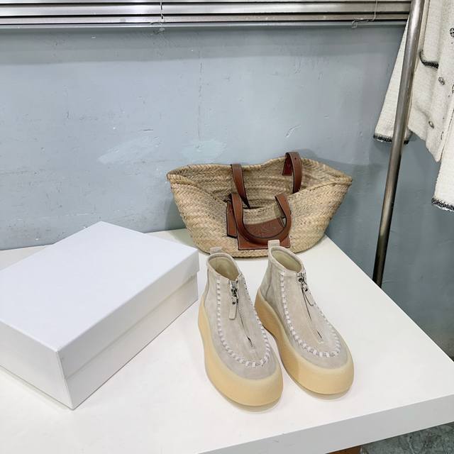 高品质出厂 ！小众潮牌The Row2025Ss秋冬松糕厚底前拉链短靴原版购入一比一套楦开发！超多明星博主示范前拉链设计，经典不过时！简约时髦，穿脱超级方便，而