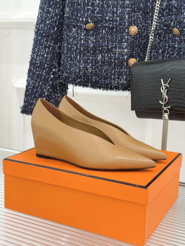 厂价 HermèS 爱马仕25Wf新品尖头 V口坡跟单鞋 当尖头的凌厉遇上V口的柔弧 这双单鞋以凝练线条重塑优雅轮廓 意大利工坊的匠艺倾注于每一寸皮 细腻触感与
