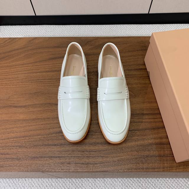 Gianvit* Ross* 乐福鞋。现代优雅风格。鞋面开边珠，羊皮内里及垫脚。真皮大底。 码数：35-42 40、41、42定制不退换 批：