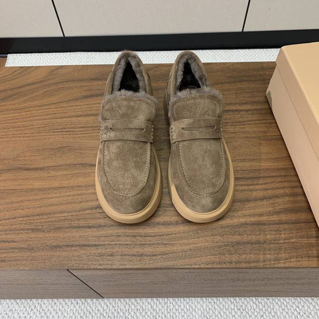Gianvit* Ross* 羊毛里乐福鞋。现代优雅风格。轻盈的天然橡胶鞋底。让您在舒适中彰显时尚性格。鞋面牛京，羊毛内里，舒适百搭。 码数：35-41 40、