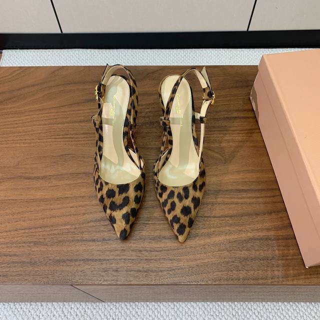 Gianvit* Ross* 后空单鞋。打造优雅女人味，优雅的基础上，也更加年轻时髦，以鲜艳的颜色和讲究的线条设计塑造时尚魅力。鞋面羊皮，羊京，镜面皮。羊皮内里