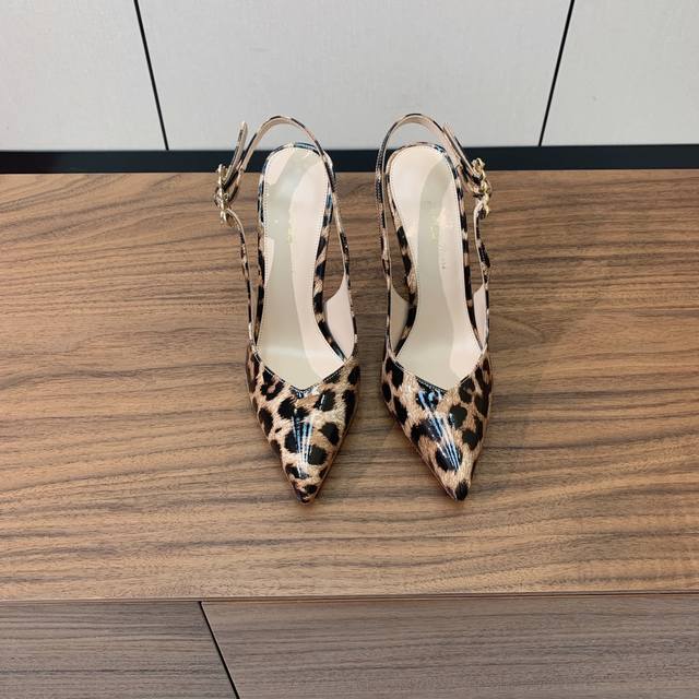 Gianvit* Ross* 新款钻跟后空单鞋。打造优雅女人味，优雅的基础上，也更加年轻时髦，以鲜艳的颜色和讲究的线条设计塑造时尚魅力。鞋面羊皮，羊京。羊皮内里