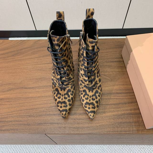 Gianvit* Ross* 系带高跟短靴。精致的鞋楦，款式时尚。女人味十足。非常值得推荐给你们 材质：鞋面1羊京2羊皮。羊皮内里及垫脚，真皮大底。跟高8Cm