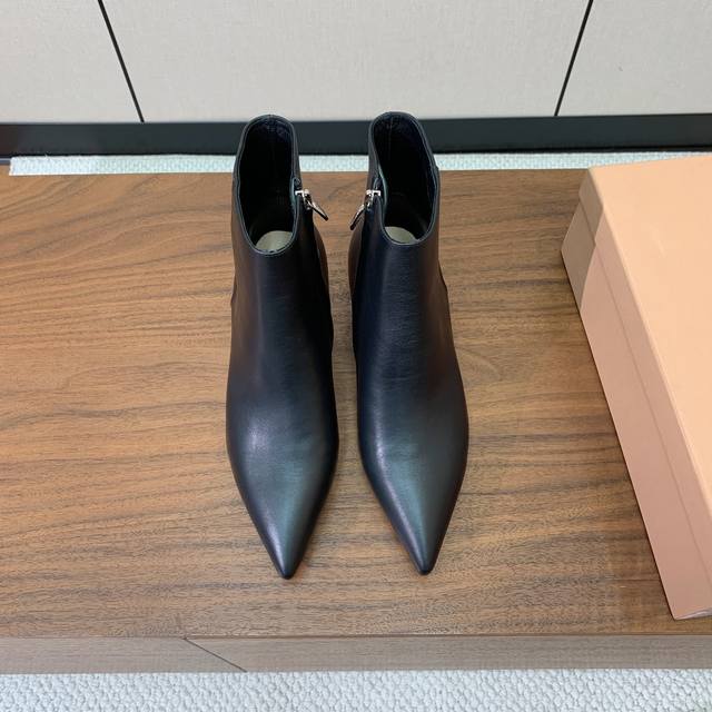 Gianvit* Ross* 小猫跟短靴。精致的鞋楦，款式时尚。女人味十足。非常值得推荐给你们 材质：鞋面1羊京2羊皮。羊皮内里及垫脚，真皮大底。跟高3.5Cm