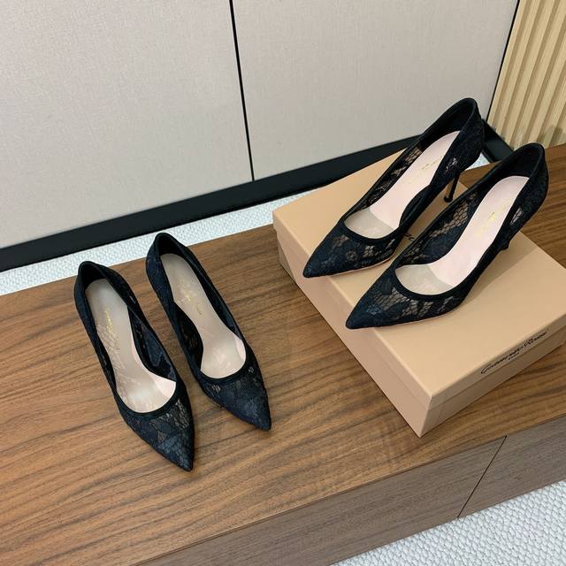 Gianvit* Ross* 蕾丝单鞋。这款鞋一看都觉得女人味十足。喜欢细高跟的宝贝们有福利了。完美驾驭永不过时的款。 材质：鞋面蕾丝，羊皮垫脚。真皮大底。有8