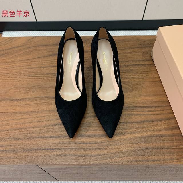 Gianvit* Ross* 深口单鞋。这款鞋一看都觉得女人味十足。喜欢细高跟的宝贝们有福利了。完美驾驭永不过时的款。 材质：1进口羊猄2开边珠。羊皮内里及垫脚