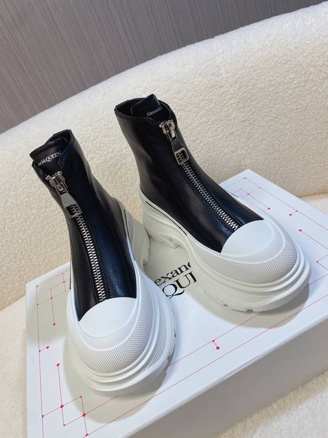 Alexander Mcqueen 马丁靴；短靴；长靴 小红书种草款、明星打Call款 热度不用再说了，万人迷百搭爆款 细节定制高端货，原版1比1复刻 独家开模