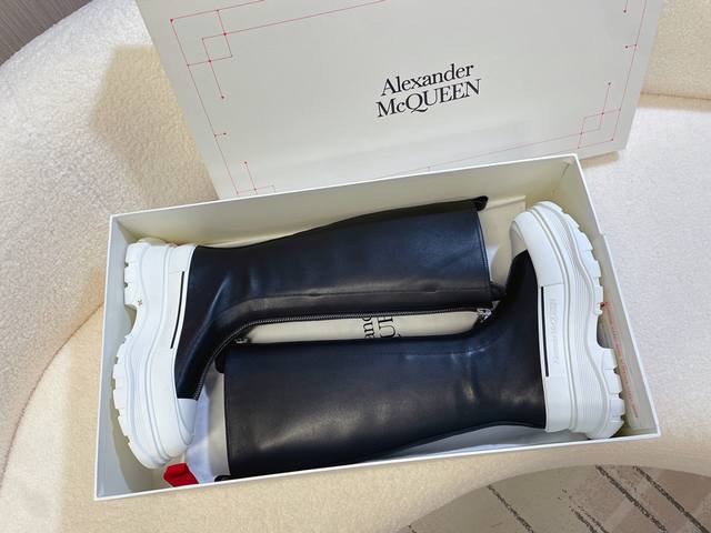 Alexander Mcqueen 马丁靴；短靴；长靴 小红书种草款、明星打Call款 热度不用再说了，万人迷百搭爆款 细节定制高端货，原版1比1复刻 独家开模