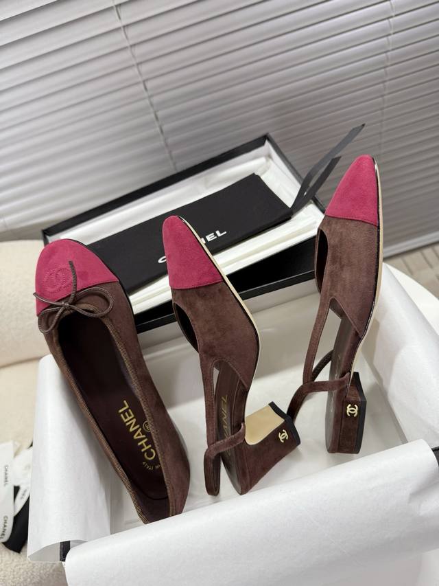 Chanel 奶奶香芭蕾舞鞋，侧空凉鞋~~ 时尚走秀款 拼接色混搭，最新电绣菱格Logo工艺，1.5Cm平跟 6.5Cm粗跟小Logo点缀，演绎时尚！怎么搭怎么