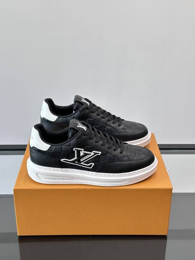 Ouis ＊Uitto＊ 男士经典休闲运动鞋，本款 Beverly Hills 运动鞋为柔软牛皮革描摹经典 Monogram 印花，塑造优雅鞋面。橡胶外底厚实而