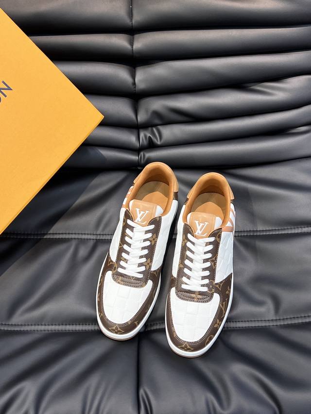 Ouis *Uitto* 男士经典休闲运动鞋，本款 Rivoli 运动鞋为柔软牛皮革压印经典 Damier 图案，再以侧面的大号 L*字母跃动活力。橡胶外底完善