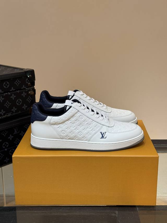 Ouis *Uitto* 男士经典休闲运动鞋，本款 Rivoli 运动鞋为柔软牛皮革描摹经典压花。塑造优雅鞋面。橡胶外底厚实而不失轻盈，其上点缀路易威登标识压纹