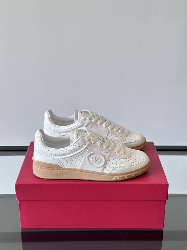 Valentin* 华伦天*情侣款休闲板鞋，时尚百搭单品，小牛皮重工打造 橡胶鞋底装饰 Vlogo Signature 和铆钉细节 头层牛皮内里，上脚舒适有型