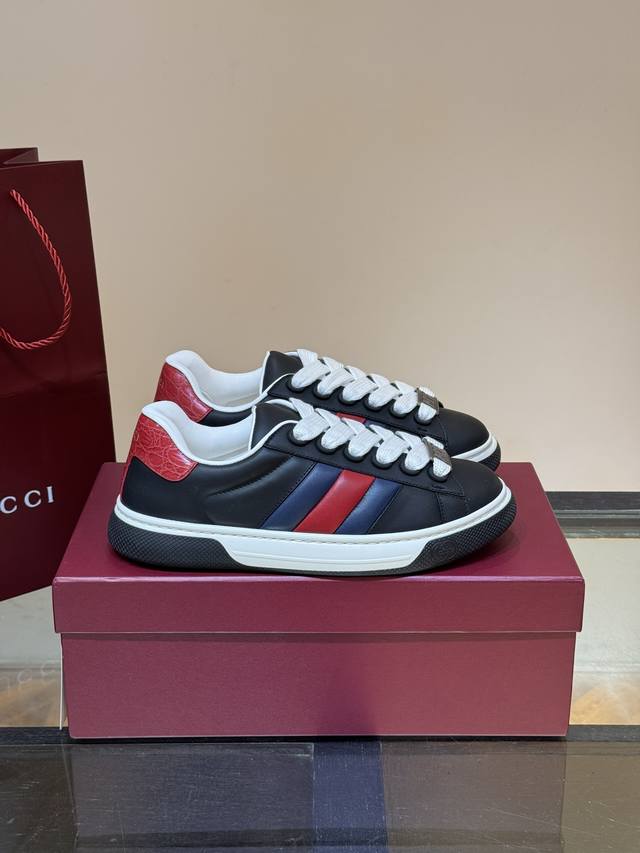 Gucc* 新款Ace情侣款休闲运动鞋， 休闲复古面包小白鞋 顶级品质 品相完美 精致小巧的互扣式双G标识浪漫诠释此系列的美学理念。选用黑色色皮革，复古灵感巧妙