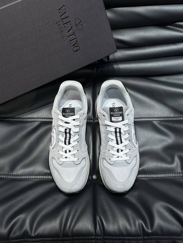 Valentin* 高端品质、华伦情侣款休闲运动鞋，采用多材质拼接，小牛皮拼接反绒牛皮、织物网眼，织物鞋舌饰有品牌徽章，后跟橡胶Logo装饰细节，铆钉橡胶大底，