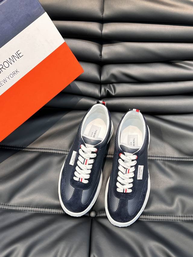 Tho* Brown* 气垫休闲运动鞋，以流畅线条构建简洁外观，结合清爽配色，更显活力满满。此外，单品还以细节处的条纹装饰吸引眼球，百搭时尚单品，鞋面头层牛皮拼