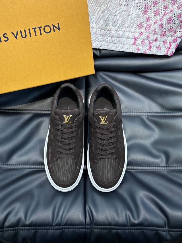 Ouis *Uitto* 男士经典休闲运动鞋，本款 运动鞋为柔软牛皮革描摹经典 Monogram 印花，塑造优雅鞋面。橡胶外底厚实而不失轻盈，其上点缀路易标识压