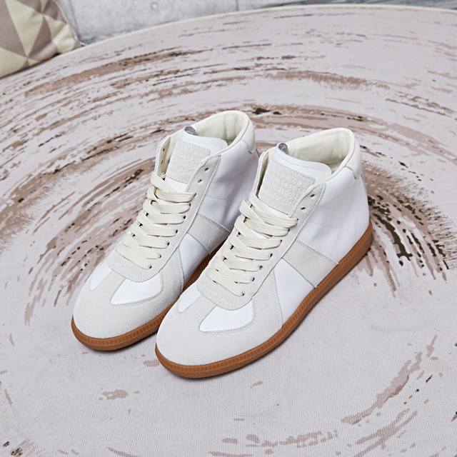 高版本35--44情侣款 ｜德训休闲板鞋，鬼才设计师品牌，一个轻奢品牌高邦 这一款德国训练鞋延续了经典的T形真皮拼接设计，经过设计团队多次的精心改良，只为让您体