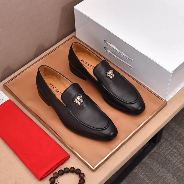 水染牛里 高品质 范思哲 新款专柜同步男士时尚休闲皮鞋，鞋面采用专用进口牛皮，进口全牛皮内里，做工精细，高端大气。有时尚典范造型。橡胶耐磨防滑大底，穿着舒适，值