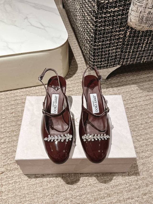 Jimmy Choo 2025春夏新款玛丽珍后空方头粗跟水钻女鞋 主打精致舒适度休闲甜美，无解风都轻松满足 Blingbling 迎面扑来高贵典雅的气息，闪亮不