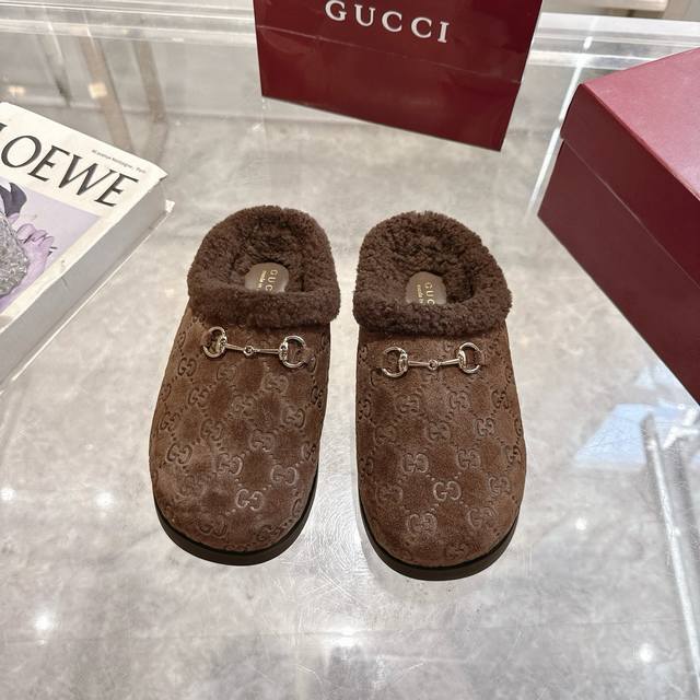 秋冬新款反绒牛皮马衔扣女士羊毛拖鞋 Gg在 2025 秋冬系列中继续使用档案符号。Horsebit 硬件让人想起品牌的马术传统，出现在这双 Camel 和牛皮高