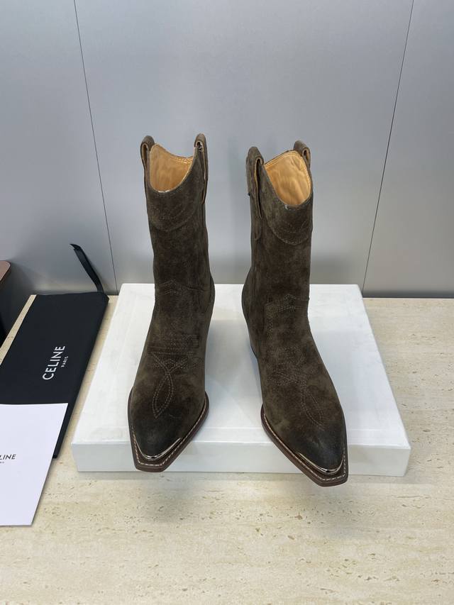 工厂P价P Celine 2025秋冬新款朋克风格铁头一脚蹬机车女短靴 瑟琳字母Logo五金扣粗跟尖头骑士靴 材质:鞋面定制进口小牛皮 进口牛猄皮+水染牛皮内里