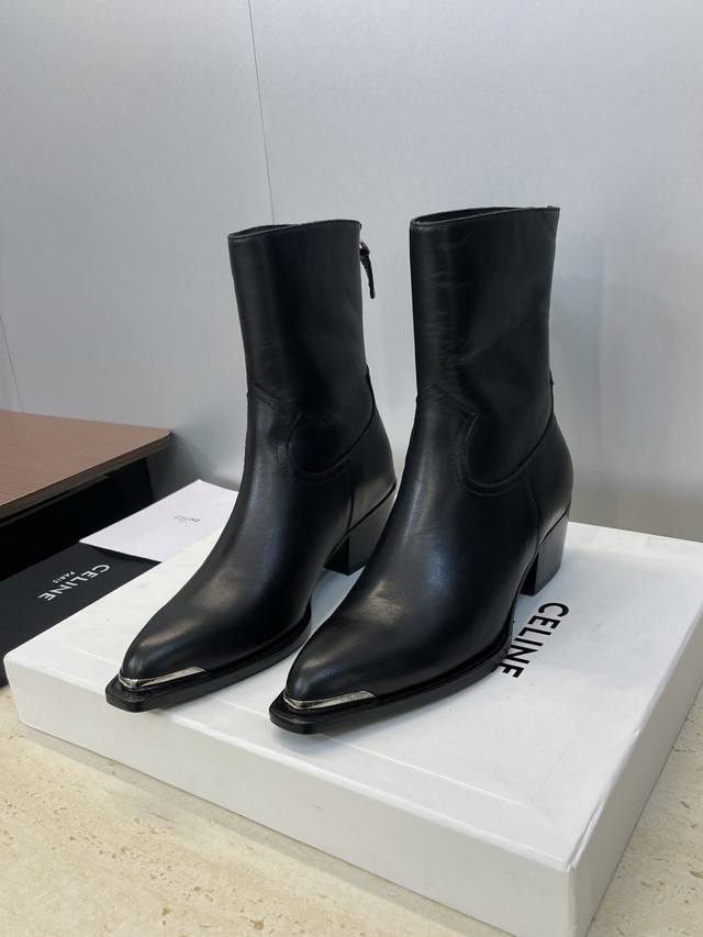 工厂P价P牛猄面 牛皮面 Celine 2025秋冬新款朋克风格铁头机车女短靴 瑟琳字母Logo五金扣粗跟后拉链尖头骑士靴 材质:鞋面定制进口小牛皮 进口牛猄皮