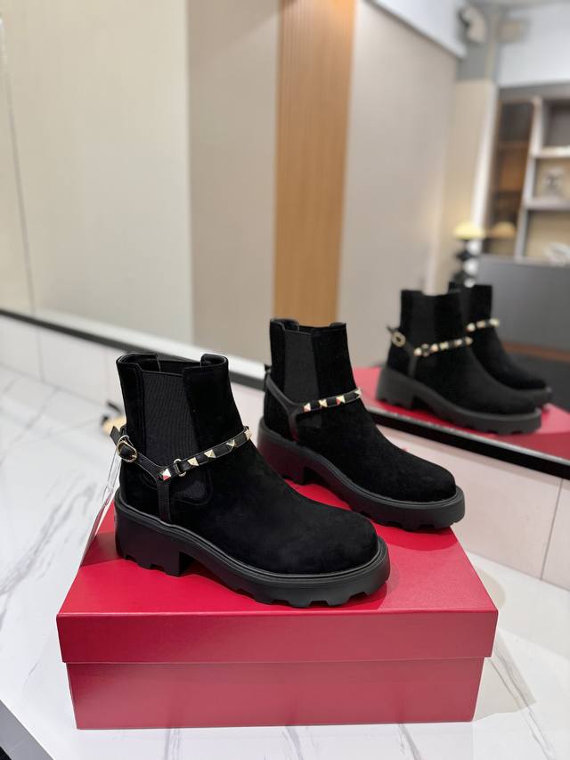 出厂价Ppp： 新款华伦天奴Valentino Garavani Vlogo Signatur 圆头套穿 切尔西高级顶级牛品匠心好货经典再现拒绝不了的款式谁穿都