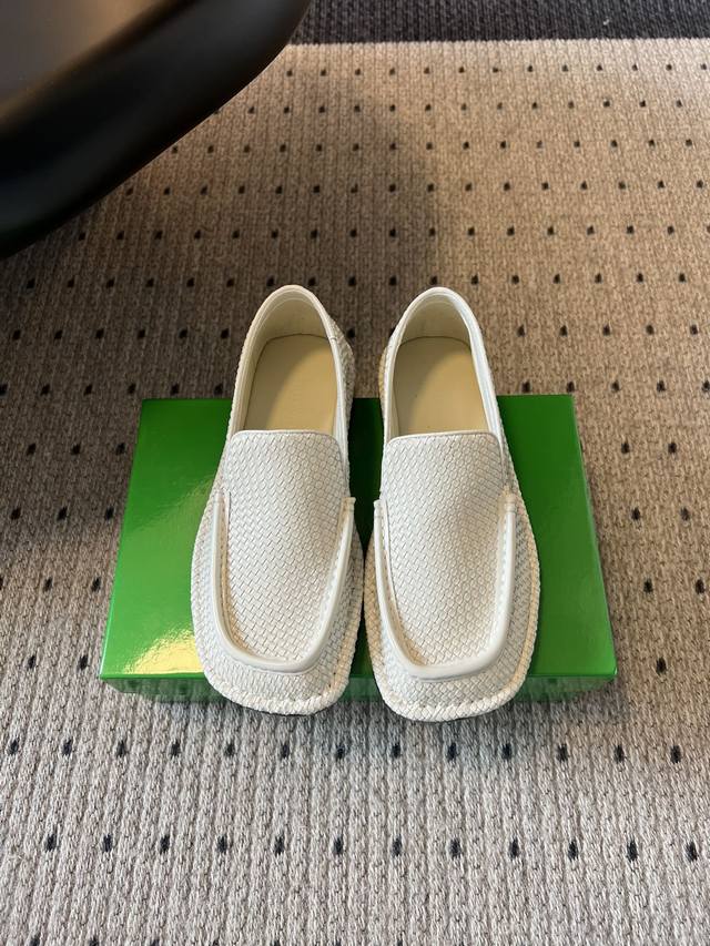 女码470男码 Bottega Venet* 25Ss新款编织乐福鞋 区别于传统乐福鞋的刻板，Bv的Daddy 系列以微阔鞋楦设计，既保留复古绅士的优雅线条，又