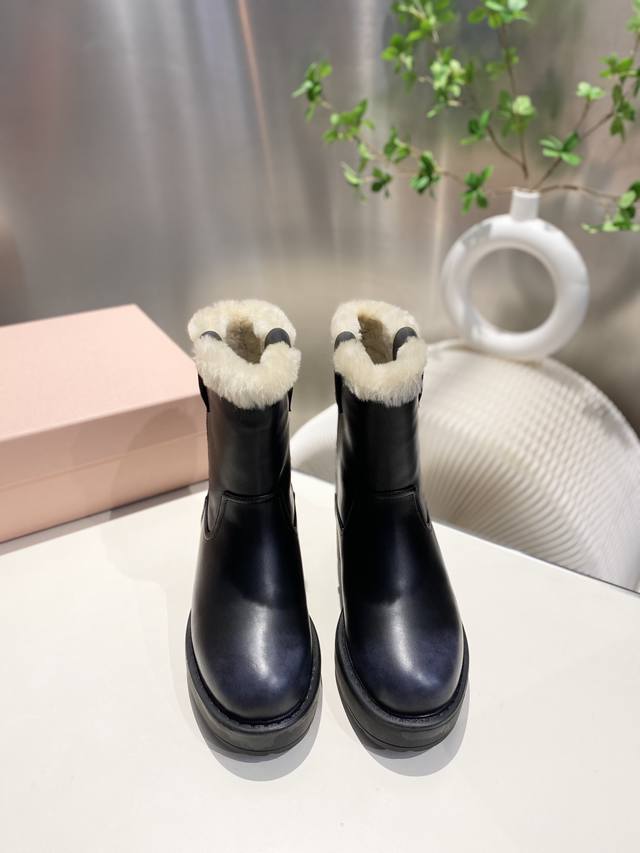 出厂价Pp毛里 皮里460缪缪 秋冬走秀新款长靴.今年最值得入手的靴子 没有之一！各大网红明星上脚 Miumiu今年 秋冬限定款 ，专柜非常难买 看着很硬的样子