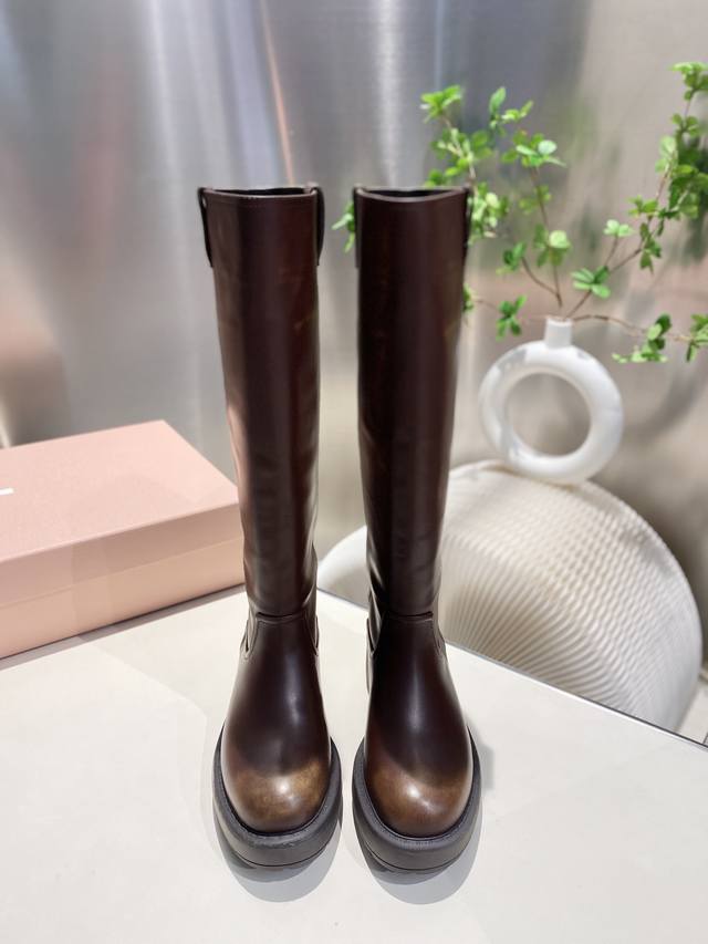 出厂价Pp毛里 皮里 缪缪 秋冬走秀新款长靴.今年最值得入手的靴子 没有之一！各大网红明星上脚 Miumiu今年 秋冬限定款 ，专柜非常难买 看着很硬的样子 其