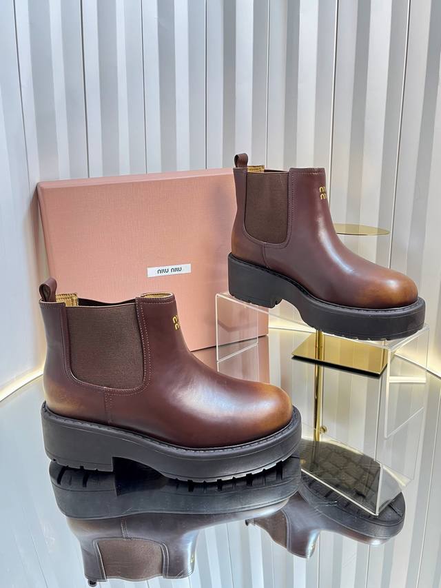 独家新品 Miumi* 25 秋冬新款擦色做旧矮靴 Miumi* 今年秋冬确实很精彩啊 酷炫狂炸 一看就是很有钱的样子 秋冬限定款！做旧复古双拼擦色 柔软的麂皮