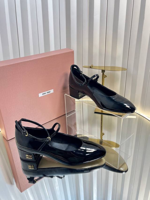 独家新品Miumiu Ss25 New Arrival～ Miu家2025春夏粗跟玛丽珍新品 光泽牛漆皮鞋面一字带，鞋跟金属Miumiu Logo饰以点缀，细节
