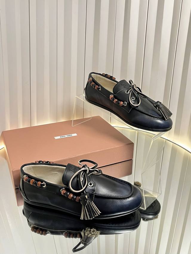 Miu Mi* 25Fw Deck Shoes 麂皮船鞋 Miumiu家新款Deck Shoes也太有设计感了吧，秋冬氛围感拉满，舒适又时尚，秋冬新款麂皮一脚蹬