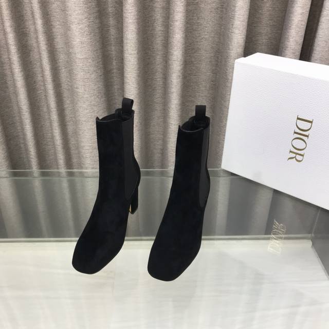 Dior 迪奥2025秋冬新款D-Art系列粗跟切尔西女靴 明星同款Cd字母Logo五金扣机车及裸靴 高跟圆头骑士弹力短靴 鞋面：进口小牛牛 内里：水染牛皮内里