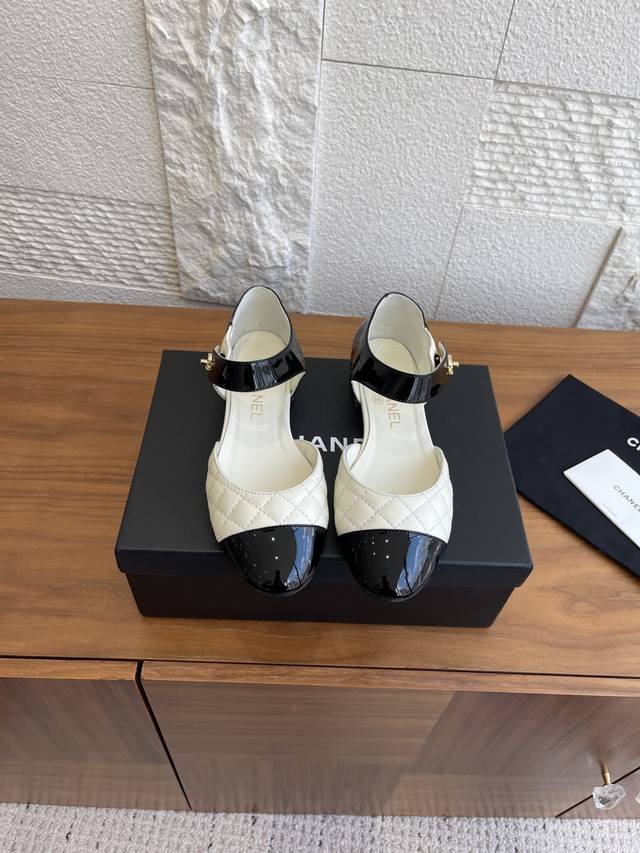 顶级版本: Chanel 香奈儿 25Ss 春夏走秀款 菱格电绣 中空凉鞋 Chanel 小香2025走秀款，此款鞋采用近几年比较流行的版型设计，外观时尚大气，