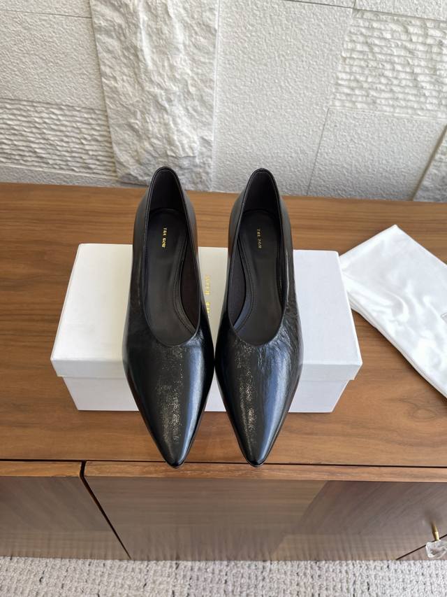 顶级版本: The Row 25Ss 秋冬新款 尖头 猫跟 单鞋 The Row 以卓越的简约风，无可挑剔的细节和不妥协的品质为焦点，探索简约造型的力量，从而创