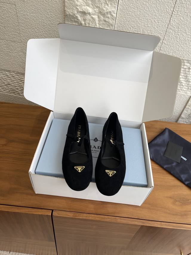 顶级版本: 配送专柜精美盒 Prada 普拉达 25Ss 秋冬新款 圆头 三角扣 绒面 平底 玛丽珍 芭蕾舞鞋 Prada 这款绒面皮革芭蕾平底鞋以锥形轮廓展现