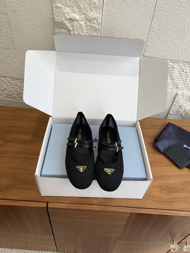 顶级版本: 配送专柜精美盒 Prada 普拉达 25Ss 秋冬新款 圆头 网眼 双带 三角扣 平底 玛丽珍 芭蕾舞鞋 Prada 这款芭蕾平底鞋廓形柔美，细节经