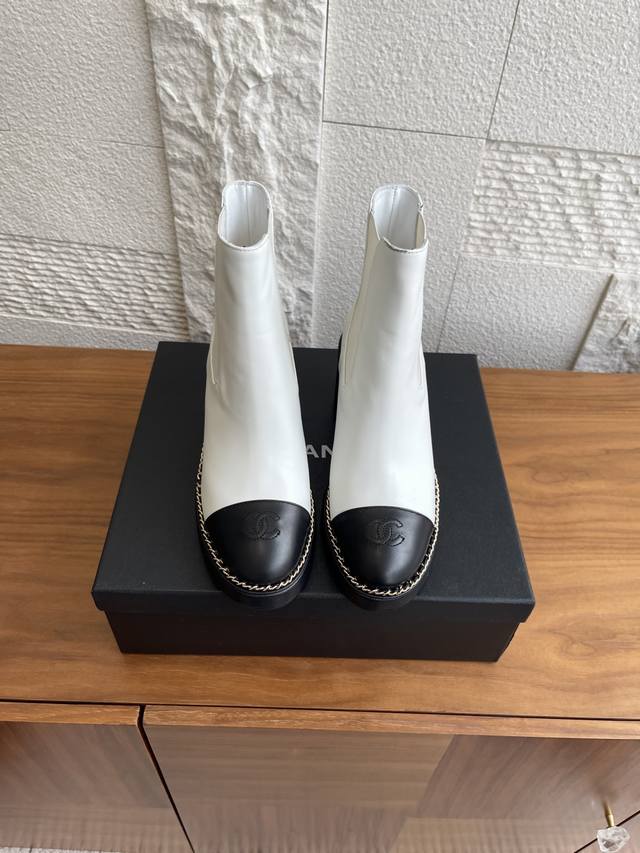 顶级版本:短靴 长靴裤 Chanel 香奈儿 2025 秋冬新款 小香链条粗跟厚底 短靴 长靴 Chanel这双2025新款秋冬跟高跟真皮女士厚底切尔西短靴，简