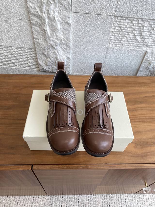 顶级版本： Unfolio 25Ss 早秋新款 复古塔扣流苏 孟克鞋 乐福鞋 Unfolio Eloise 孟克鞋以材质匠心诠释复古格调。黑色树膏皮保留原生蜡质