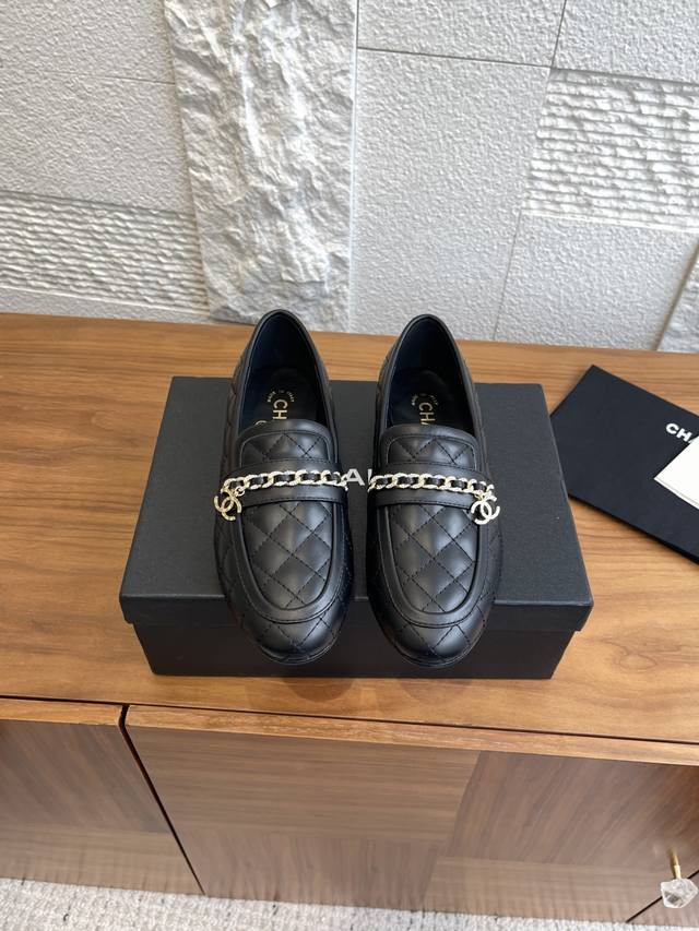 顶级版本: Chanel 香奈儿 25Ss 早秋新款 小香双C钻链 电绣菱格 乐福鞋 Chanel香奈儿经典乐福鞋，电绣菱格鞋面饰以小香链条点缀水钻和双C钻石五