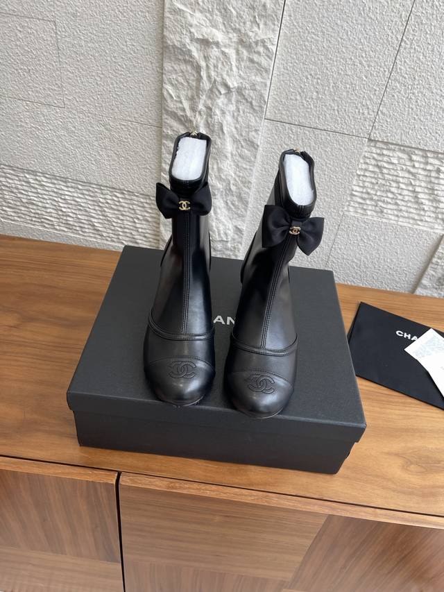 顶级版本: Chanel 香奈儿 25Ss 早秋新款 领带式蝴蝶结 网纱 后拉链 粗跟 短靴 Chanel香奈儿这款走秀款网靴主打都是时尚的设计风格，透气的网纱