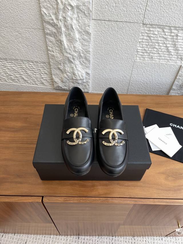 顶级版本: Chanel 香奈儿 25Ss 早秋新款 大双C金属扣圆头 乐福鞋 Chanel香奈儿经典乐福鞋，这款乐福鞋帅气中带着少女的活泼俏皮，将心情与魅力一