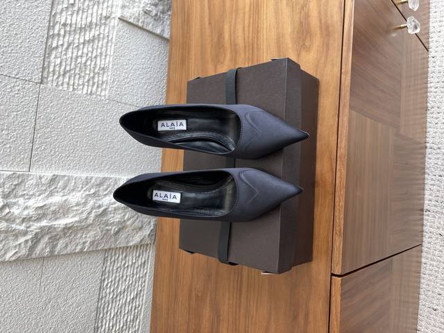 顶级版本: Alaia 25Ss 秋冬新款 尖头 细高跟 高跟鞋 单鞋 Alaia这款爱心高跟鞋，造型颇具雕塑美感，鞋面设计爱心立体浮雕图案，视觉效果直接拉满，