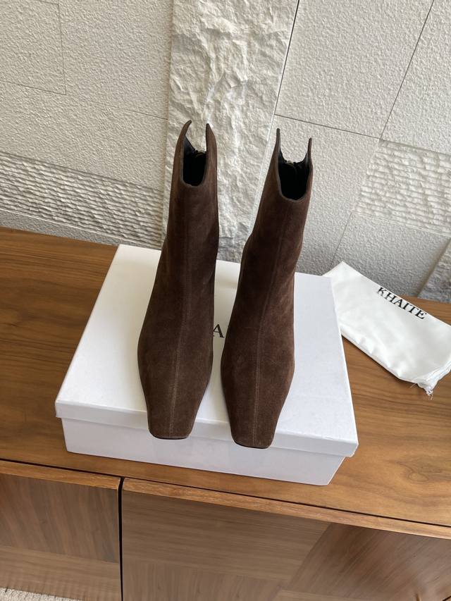 顶级版本： Khaite 2025 秋冬新款 方头 后拉链 高跟 Ona踝靴 Khaite这款Ona踝靴独特的缺口后背设计，增强了这款绒面皮革的方头踝靴的穿脱便