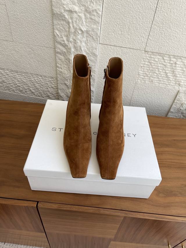 顶级版本： Stella Mccartney 25Ss 秋冬新款 Spur 方头 侧拉链 猫跟 及裸靴 短靴 这款利落的Stella Spur踝靴采用拉绒纯素材