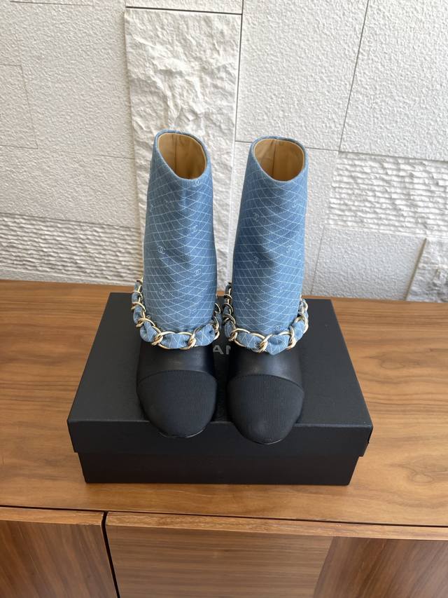 顶级版本：短靴 高靴 Chanel 香奈儿 25Ss 秋冬新款 菱格布 链条 粗跟 裤管靴 Chanel 小香秋冬翻口大链条长靴，粗跟裤管，标志性的大链条设计，