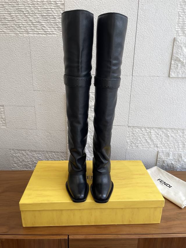 顶级版本:短靴 中靴 高靴880 芬迪 2025冬季走秀主推系列 裤筒靴 木纹粗跟 方头靴 Fendi2025冬季新品上线，芬迪木纹粗跟设计灵感改创于今年秀场的